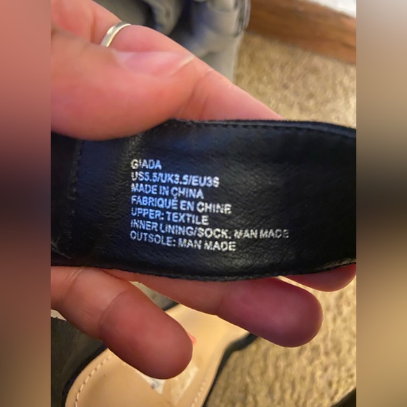 Selling these cute black heels with a cute black bow on it. 🎀 Size 5.5 US - Picture 4 of 4